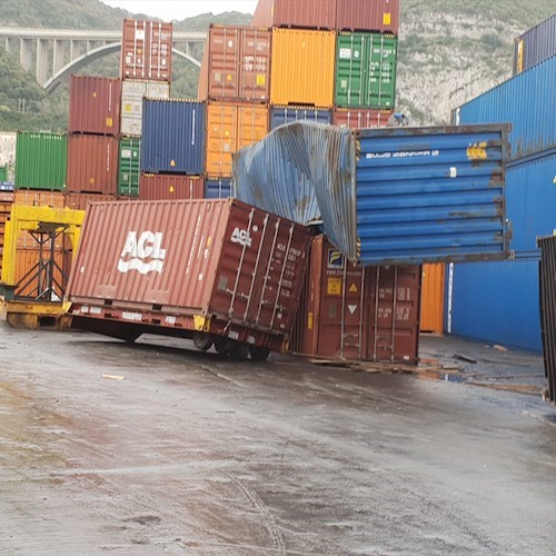 Spettacolare tromba marina tra Salerno e Vietri. Danni al porto [FOTO]