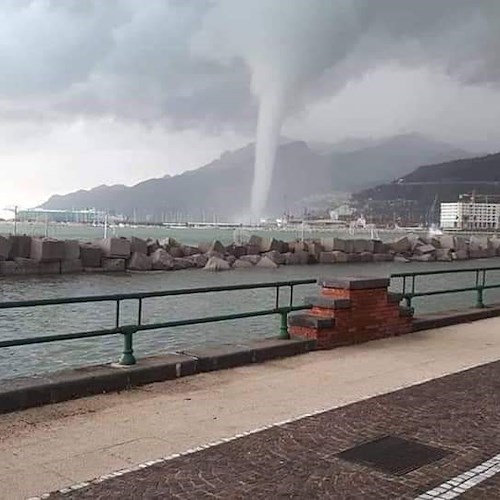 Spettacolare tromba marina tra Salerno e Vietri. Danni al porto [FOTO]