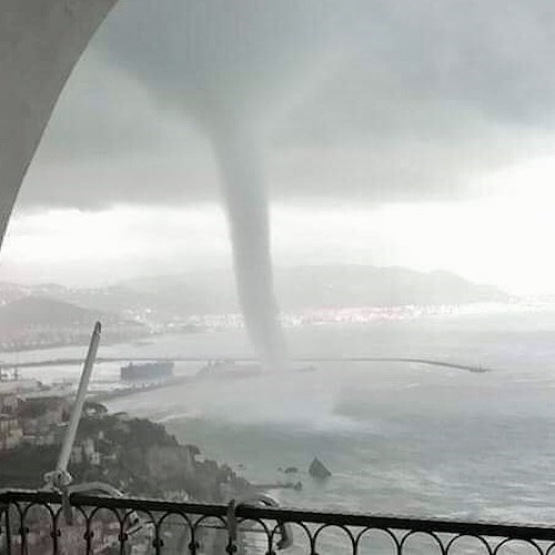 Spettacolare tromba marina tra Salerno e Vietri. Danni al porto [FOTO]