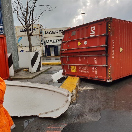 Spettacolare tromba marina tra Salerno e Vietri. Danni al porto [FOTO]