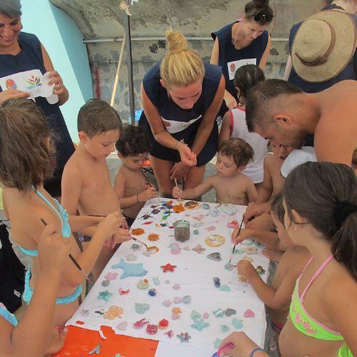 Spiaggia di Minori laboratorio per bambini “a lezione” di ambiente con giovani europei /FOTO
