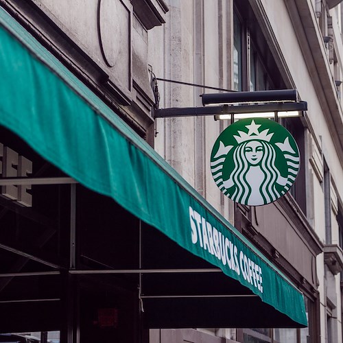 Starbucks approda in Campania: la catena di caffè statunitense apre nell'outlet "La Reggia"