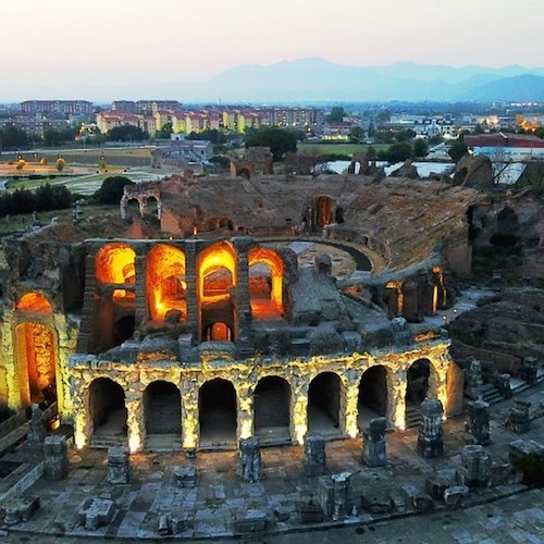 Stasera apertura straordinaria dell’Anfiteatro Campano di Santa Maria Capua Vetere con visite guidate, musica e pittura 