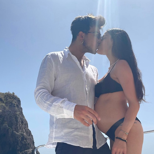 Stash e Giulia Belmonte ritornano in Costa d'Amalfi, la coppia è in attesa della seconda femminuccia