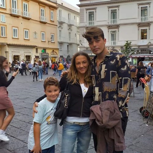 Stash turista ad Amalfi: il leader dei The Kolors non passa inosservato