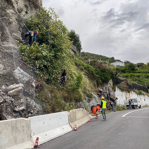 Statale Amalfitana: iniziata bonifica roccia a Cetara. Entro 19 novembre via ultimo semaforo [FOTO]