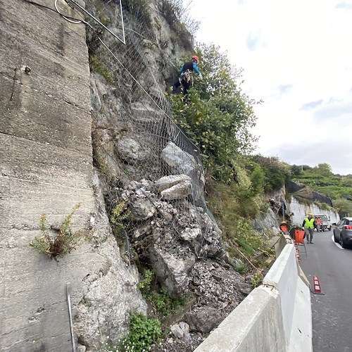 Statale Amalfitana: iniziata bonifica roccia a Cetara. Entro 19 novembre via ultimo semaforo [FOTO]
