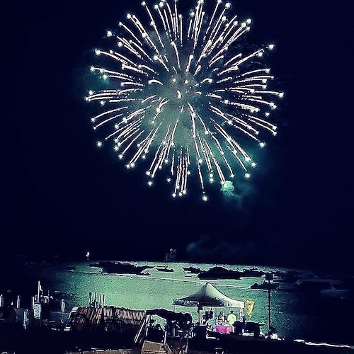 Steven Spielberg festeggia alla Torre Normanna con Andrea Bocelli: fuochi d'artificio a fine evento