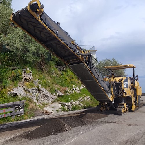 Strada Castiglione-Ravello, finalmente il nuovo manto d'asfalto [FOTO-VIDEO]