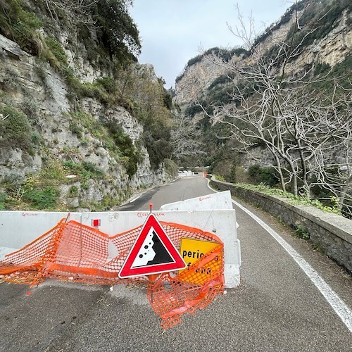 Strada chiusa a Furore, slitta riapertura a senso unico alternato. Sindaco: «Impreviste problematiche»