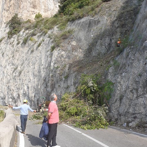 Strada chiusa a Maiori: si lavora anche di domenica. Per senso unico alternato si spera [FOTO]