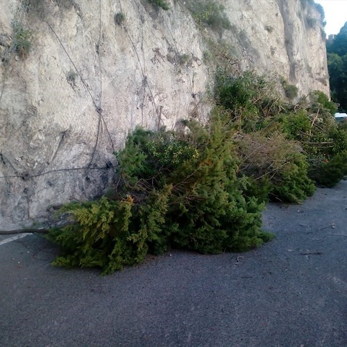 Strada chiusa a Maiori: si lavora anche di domenica. Per senso unico alternato si spera [FOTO]