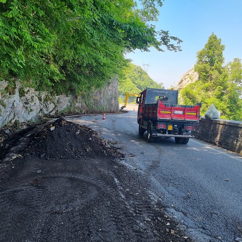 Strada Valico Chiunzi: con pulitura cunette partiti lavori per nuovo manto d'asfalto [FOTO]