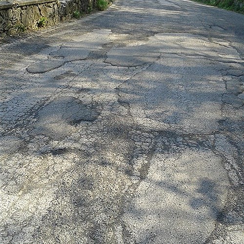 Strade dissestate, incidente a Corbara: ciclista finisce col volto sull'asfalto /FOTO