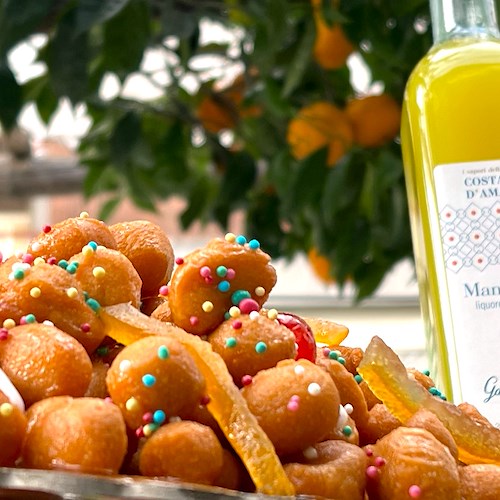 Struffoli e liquore al mandarino: l’abbinamento “per le feste” della Pasticceria Gambardella di Minori