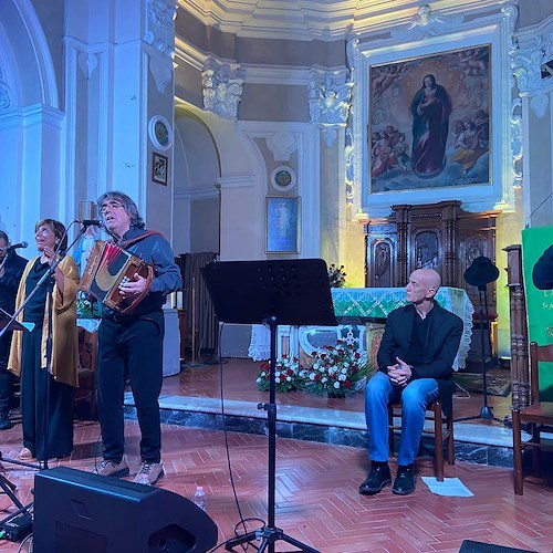 Successo a Tramonti per la prima serata di AnimaVerso con Peppe Servillo, questa sera Cristina Donadio a Polvica