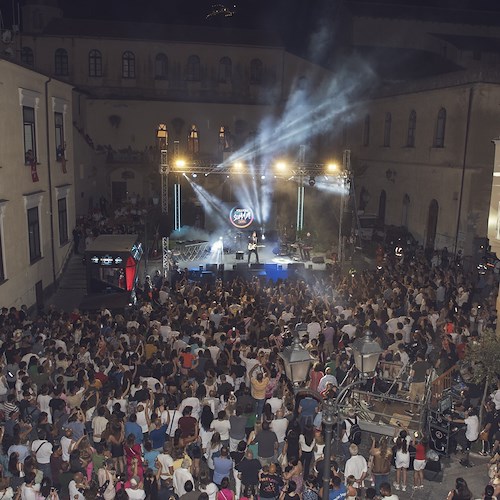 Successo per il Kiss Kiss Play Summer Live ad Amalfi, ieri sera generazioni unite nel segno della musica