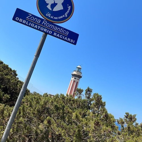 Sul belvedere di Anacapri è "obbligatorio baciarsi" 
