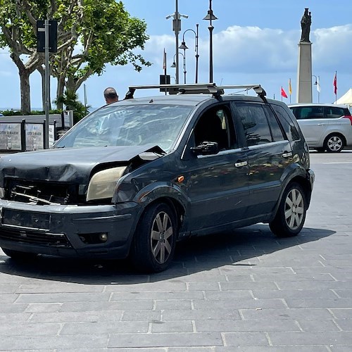 Tamponamento a catena a Maiori: tre auto coinvolte, nessun ferito /FOTO