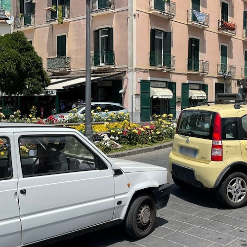 Tamponamento a catena a Maiori: tre auto coinvolte, nessun ferito /FOTO