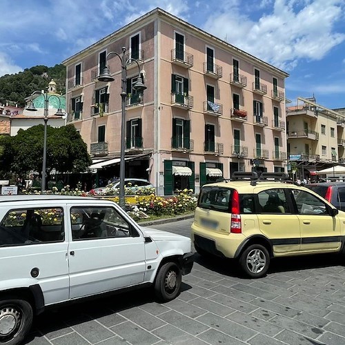 Tamponamento a catena a Maiori: tre auto coinvolte, nessun ferito /FOTO