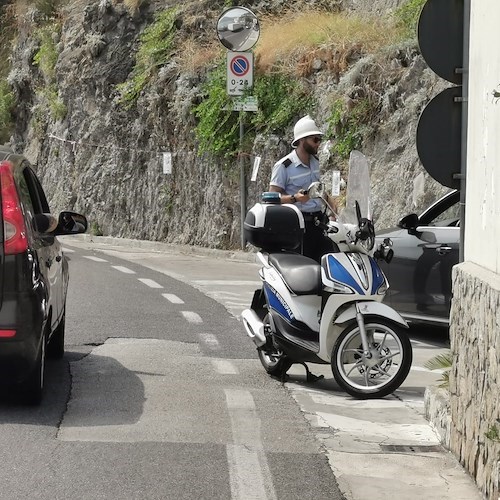 Targhe alterne, ad Amalfi elevati 36 verbali in 3 ore