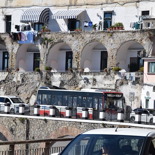 Targhe alterne in Costa d’Amalfi, un promemoria italiano e inglese per i visitatori
