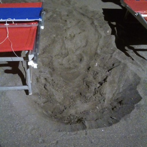 Tartaruga Caretta Caretta sulla spiaggia di Maiori: scava nido sotto ombrelloni, curiosità tra i bagnanti [FOTO-VIDEO]