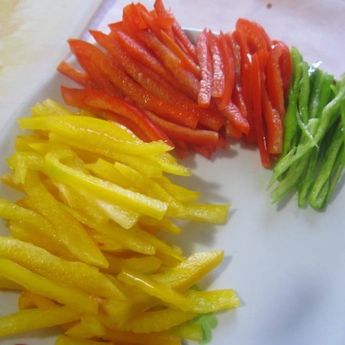Tartine di pasta sfoglia ai peperoni, un antipasto veloce e sfizioso