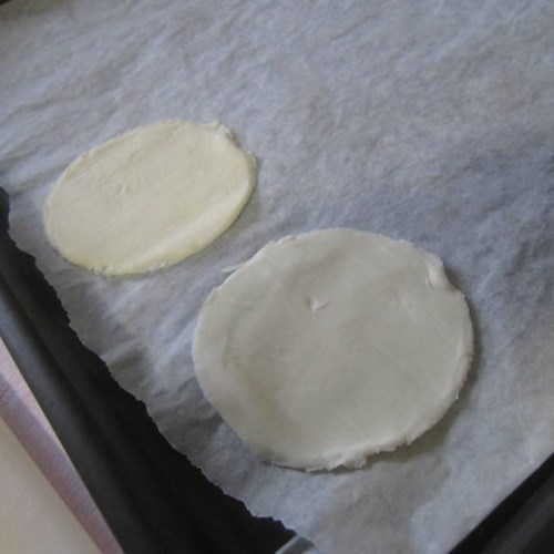 Tartine di pasta sfoglia ai peperoni, un antipasto veloce e sfizioso