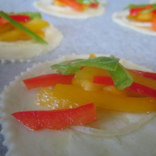 Tartine di pasta sfoglia ai peperoni, un antipasto veloce e sfizioso