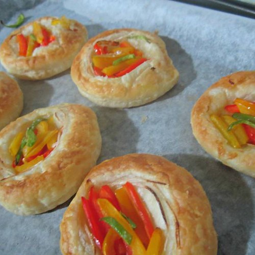 Tartine di pasta sfoglia ai peperoni, un antipasto veloce e sfizioso