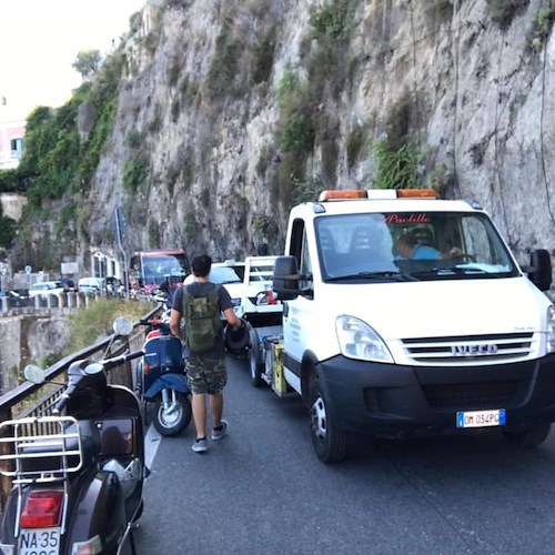 Taxi in avaria a Castiglione, traffico in tilt nel week-end di Ferragosto sull'Amalfitana [FOTO]
