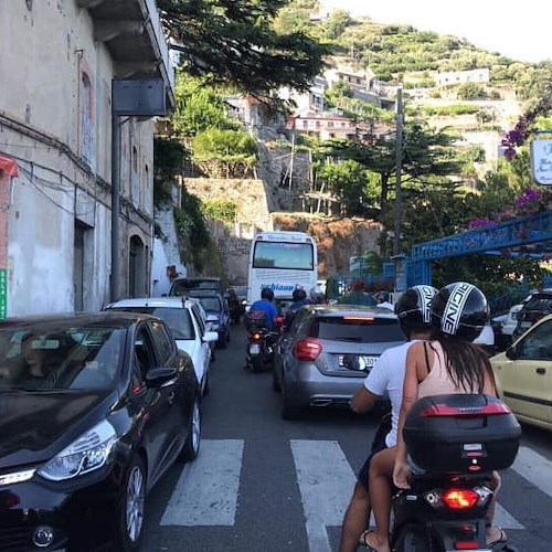 Taxi in avaria a Castiglione, traffico in tilt nel week-end di Ferragosto sull'Amalfitana [FOTO]