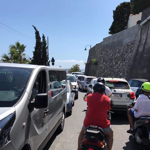 Taxi in avaria a Castiglione, traffico in tilt nel week-end di Ferragosto sull'Amalfitana [FOTO]