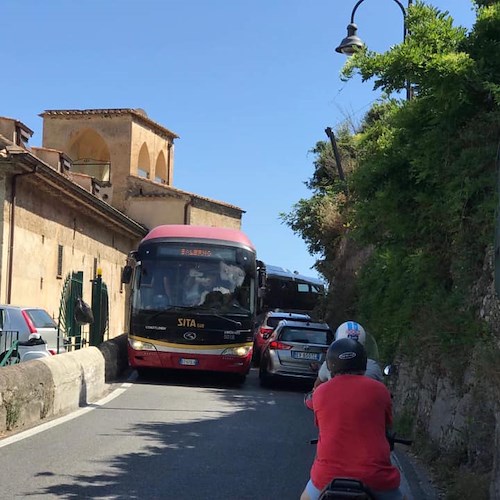 Taxi in avaria a Castiglione, traffico in tilt nel week-end di Ferragosto sull'Amalfitana [FOTO]
