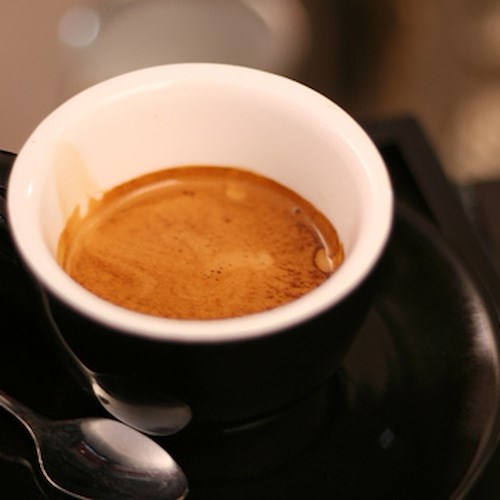 Tazzina di caffè a rischio rincari: torna a salire il prezzo di robusta e arabica