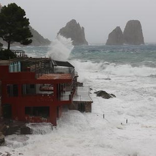 Tempesta e onde oltre i 3 metri: Capri isolata, stop a collegamenti