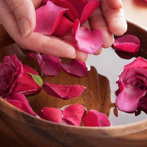 Teniamo viva la tradizione di lavare il viso con i petali di rose nella festa dell'Ascensione
