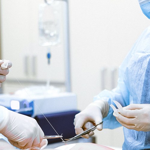 «Terapie intensive piene, non riusciamo a operare pazienti oncologici»: l’allarme della Società italiana di chirurgia 