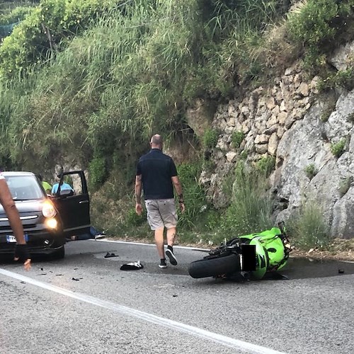 Terribile incidente a Cetara: frontale tra auto e moto, centauro sull’asfalto [FOTO]