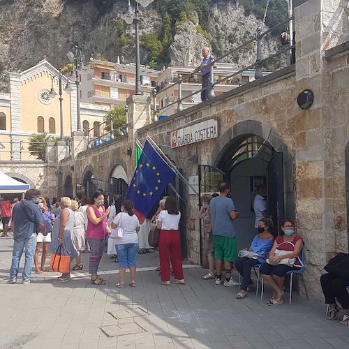 Test sierologici per gli insegnanti della Costa d'Amalfi: prenotazioni mal gestite, disagi al porto di Maiori [FOTO]