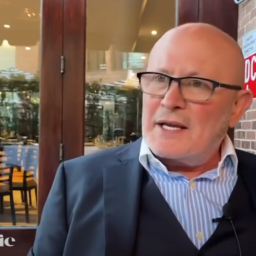 “TG2 Storie” ripercorre i 30 anni del Cafe Milano, Nuschese: «I politici qui si dimenticano dei problemi» /VIDEO