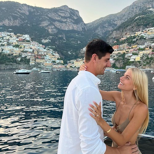 Thibaut Courtois sceglie la Costa d'Amalfi per dichiararsi all'amata Mishel Gerzig 