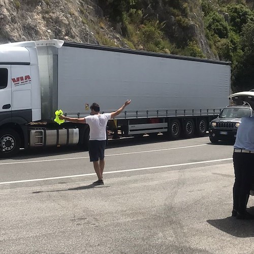 Tir sovradimensionato per la SS163 crea disagi a viabilità, bloccato a Maiori e sanzionato per violazione ordinanza ANAS