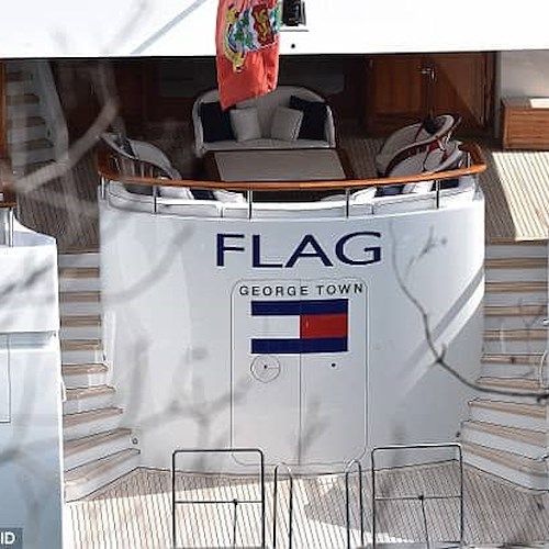 Tommy Hilfiger torna in Costiera: il suo Flag nelle acque di Amalfi, shopping a Ravello [FOTO]