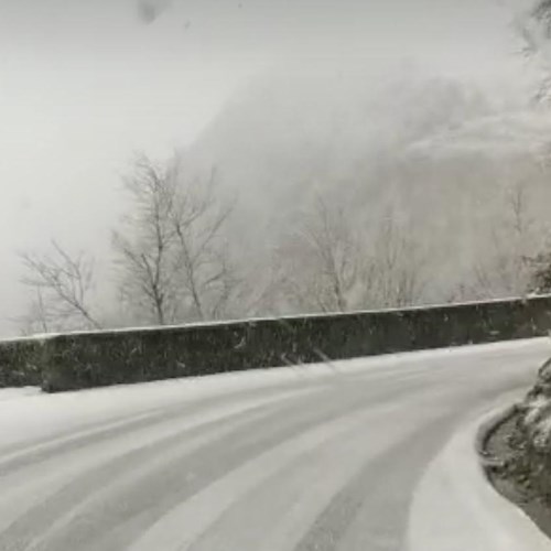 Torna il gelo in Costa d'Amalfi: neve su strade Passo e Valico, previsto spargimento sale