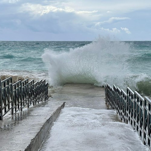 Torna l’allerta meteo per venti forti, 21 aprile possibili mareggiate in Costa d’Amalfi
