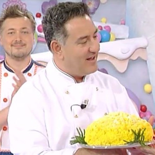 Torta Mimosa: il dolce omaggio di Sal De Riso alle donne / RICETTA e VIDEO 