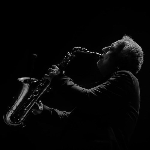 “Tra musica e passioni…La Storia siamo noi”, a Vietri sul Mare una serata culturale con Lino Vairetti e Marco Zurzolo 